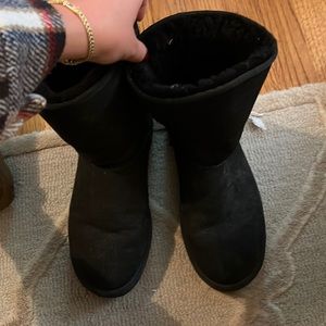 Black, classic Uggs